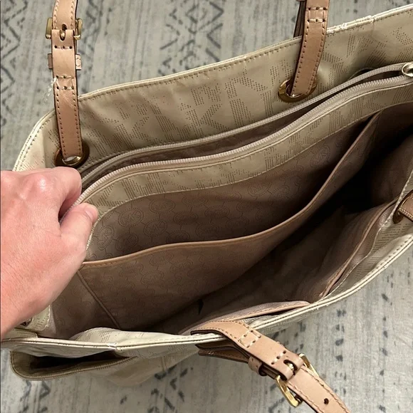 Michael Kors Cream Tote Bag has some wear as shown on pictures! - Picture 6 of 9